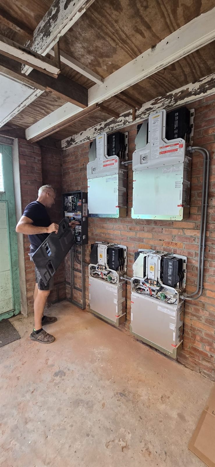 Schuurbiers aan het werk aan een installatie in de regio