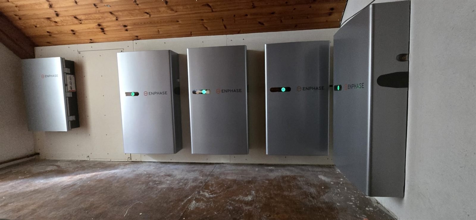 Rij Enphase thuisbatterijen, vakkundig geinstalleerd