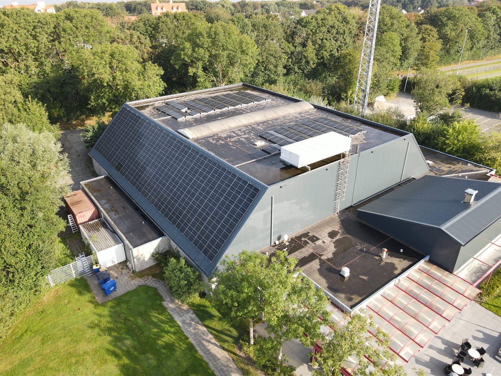 Bedrijfspand met een groot zonnedak voor energieopslag op schaal