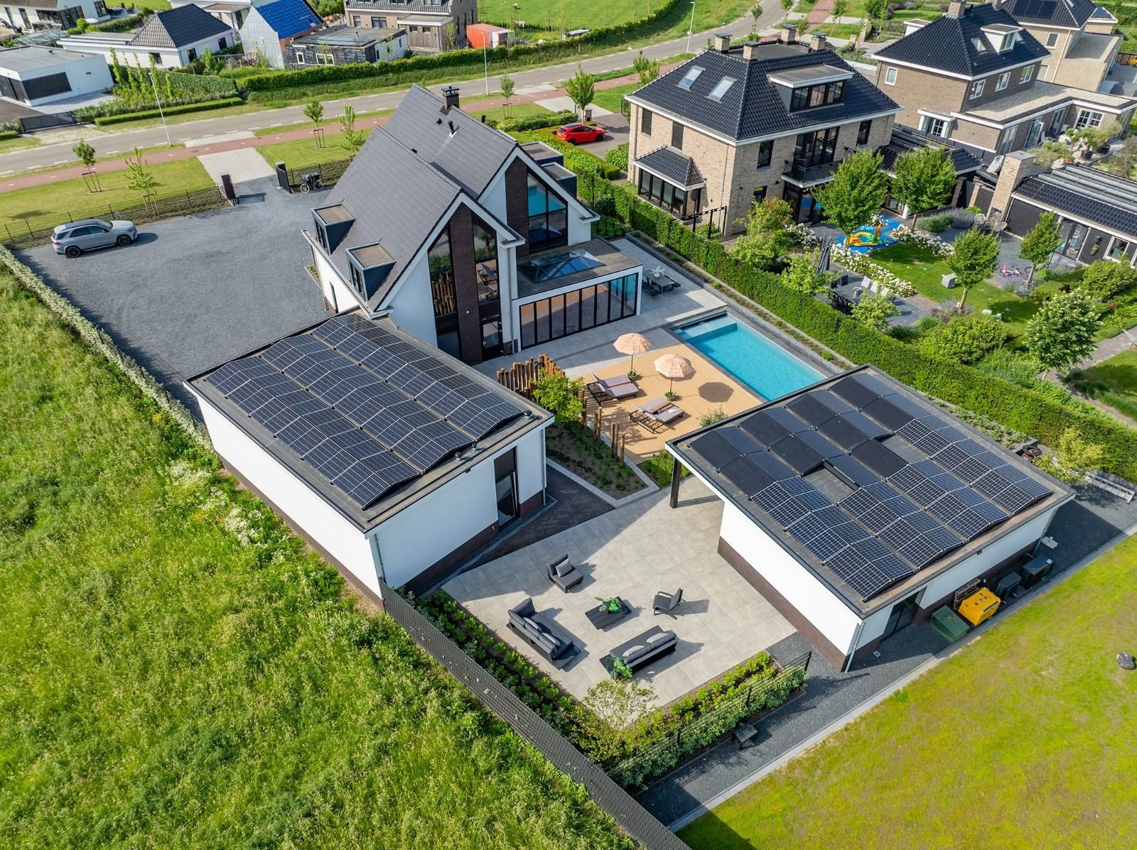 Moderne woning met zonnepanelen en thuisbatterij als compleet energiesysteem