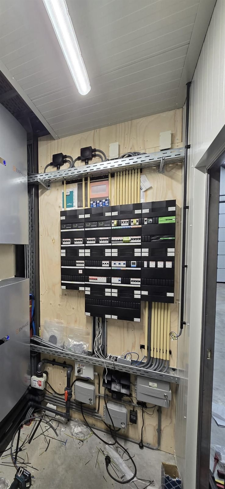 Technische ruimte van een bedrijfspand met verdeelinrichting en energiesysteem