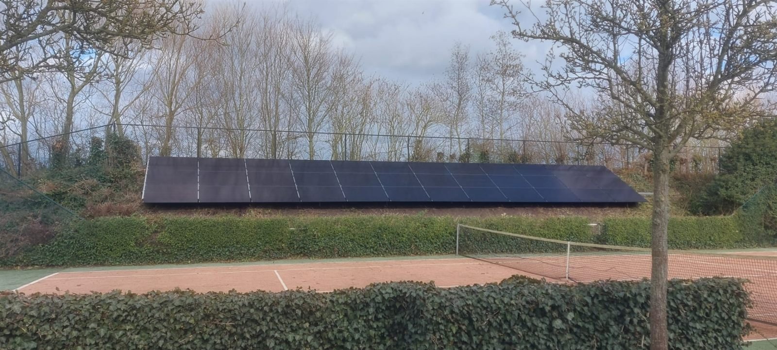 Vrijeveldopstelling met zonnepanelen, aangelegd door Schuurbiers Elektrotechniek